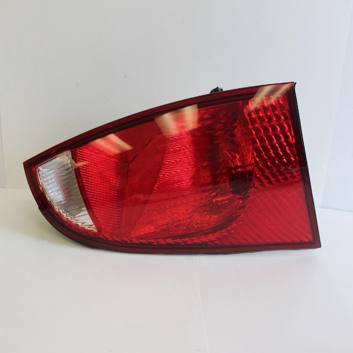 2000-2007 FORD FOCUS PASSENGER SIDE REAR TAIL LIGHT